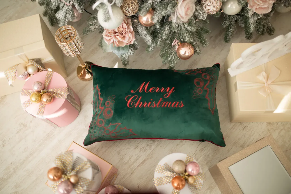 Наволочка новорічна оксамитова вишивана NOV01CH "Merry Christmas"