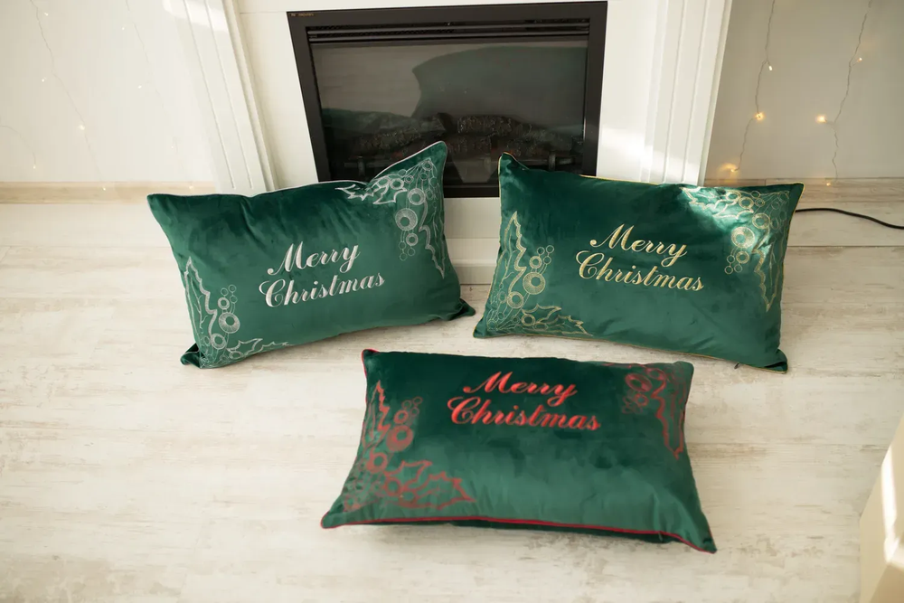 Наволочка новорічна оксамитова вишивана NOV01CH "Merry Christmas"