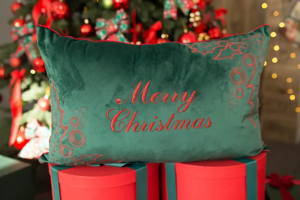 Наволочка новорічна оксамитова вишивана NOV01CH "Merry Christmas"