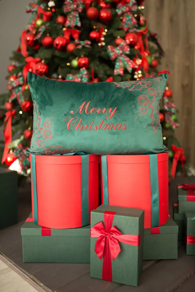 Наволочка новорічна оксамитова вишивана NOV01CH "Merry Christmas"